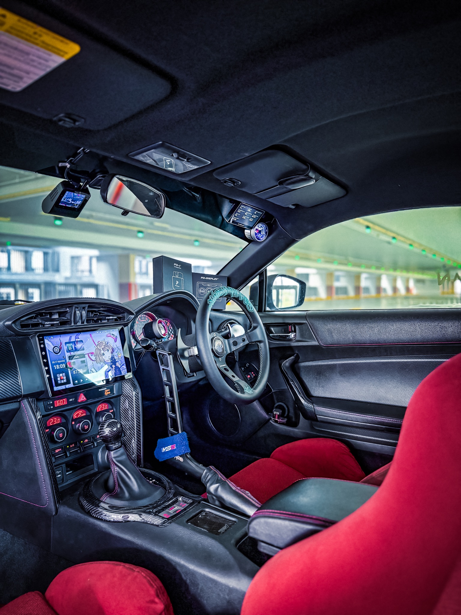 Modified car cockpit with PD-Display mounted near the windscreen and PD-1 packaging