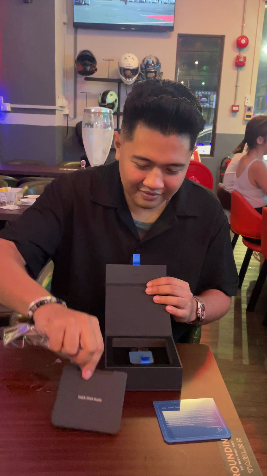 Customer-gallery unboxing video 3